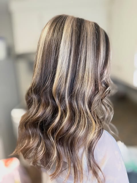 I heard chunky is in, and it looks good on her🥰

@ultrahairsolutions 

#hali #hairstylist #chunkyhi