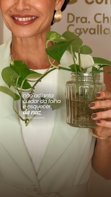 Quando o cabelo começa a cair, a primeira reação costuma ser procurar algo para passar ou tomar. Mas