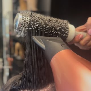 Sleek & smooth perfection ✨
This Pure Brazilian treatment transformed the hair by eliminating frizz,