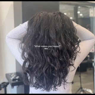 Before ➡️ After ✨
Brought these curls back to life with a refresh + layered cut 🤎
Less weight, more