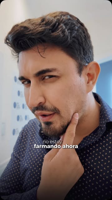 ¿Nuestro doc está farmeando aura?😳 ah no, es que le falta barba!!

👉🏼El implante de barba permite