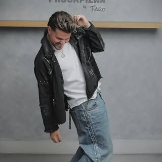 El estilo empieza por la actitud.

Y la actitud nace cuando dejas de esconderte.

Un buen corte, una