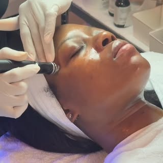 ✨ Curious about the HydraFacial buzz? Watch our lovely esthetician walk you through the entire journ