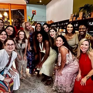 Sisters #sister #hairtransformation #workshop #brazil @dr.ozlembicer @draflaviadias @dra.angelicapes