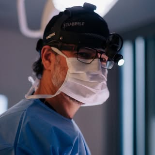Escolher um cirurgião plástico começa muito antes da cirurgia. Começa pela segurança de saber quem e