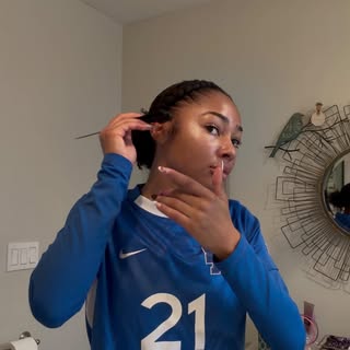 Quick & easy game day hair ⚽️
Product credit: @drkhris 
#easyhairstyle #soccergrwm #gamedayhair #cur
