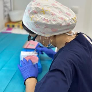 Bei der DHI-Methode werden gesunde Haarfollikel mit besonders guter Wachstumsperspektive präzise aus