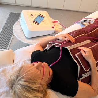 Jij ontspant, je lichaam werkt. 
Met SLIMYONIK activeren we je lymfestelsel, stimuleren we detox en 