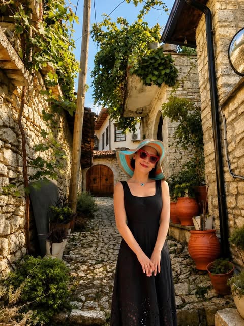 Muri di pietra, bouganville, sole… l’essenza più bella dell’estate. 🌿☀️

#fatmadursunhairtransplant