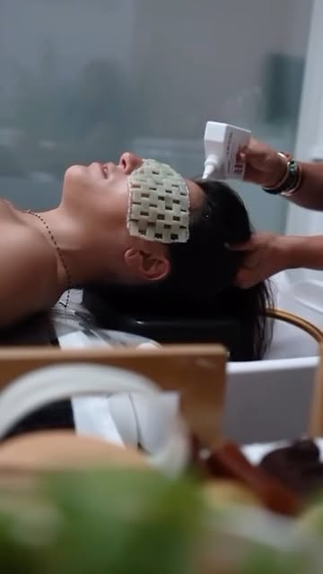 Et si prendre soin de ses cheveux commençait par prendre soin de soi ? ✨

Le Head Spa, tel que je le