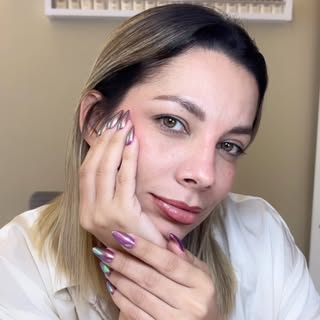 Lo más gracioso es que siempre empezamos tus uñas con toda la intención de terminarlas… 😂💅🏼
pero 