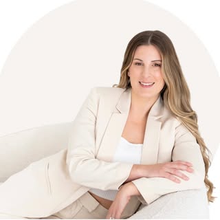 I’m Rachel, founder of Salon Revienne in Winter Park. With over a decade behind the chair, I’ve made