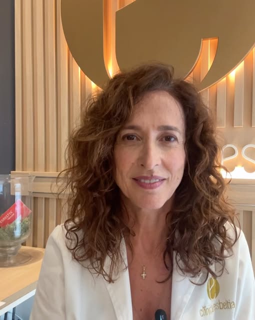 Lavar mucho el cabello no va a favorecer la caída de cabello. La frecuencia de los lavados va a depe