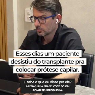 A prótese capilar pode resolver a aparência naquele momento.

Mas ela não trata a calvície.
E esse é