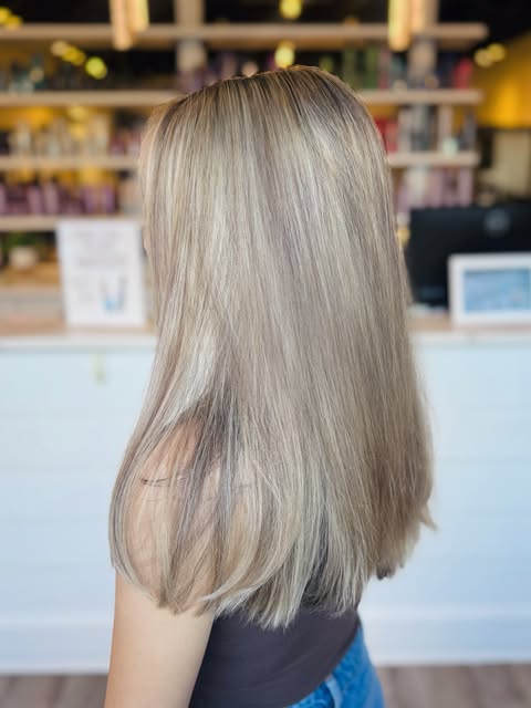 Highlights and a healthy trim - swipe to see the before 🫱
@amywolkishairstylist 
.
.
.
#alpharettas