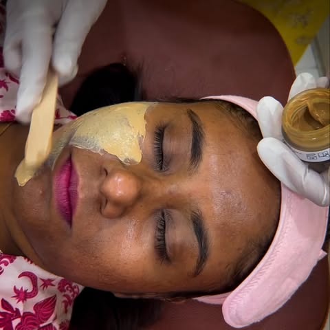 Cosmelan doesn’t just fade pigmentation, it stops it from coming back.
Dark spots, uneven tone, recu