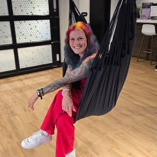 Working ON the business this week 🤍 Brittney and I sneaking in some swing therapy between sessions 