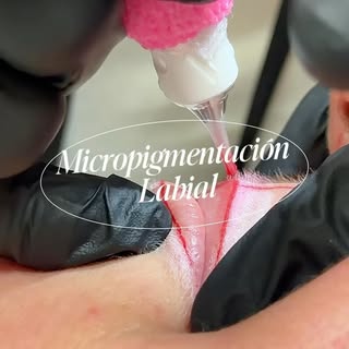 ¿Estás pensando en ponerte labios? 👀
Antes de hacerlo, mira lo que la micropigmentación labial pued