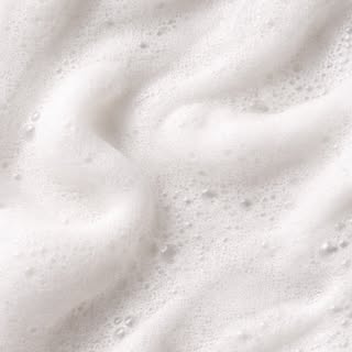 [SHAMPOO] Une mousse légère.
Une formule pensée pour le cuir chevelu.
Parce qu’un bon shampooing ne 