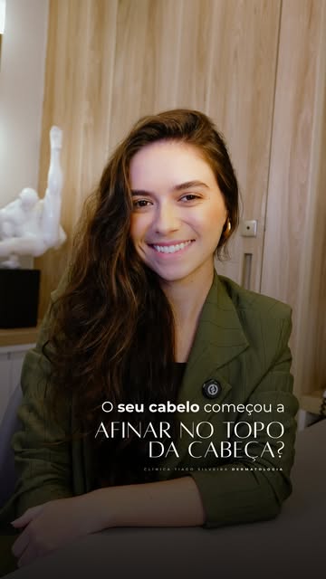 Percebeu que o cabelo está afinando no topo da cabeça?
Pode ser alopecia androgenética, uma das caus