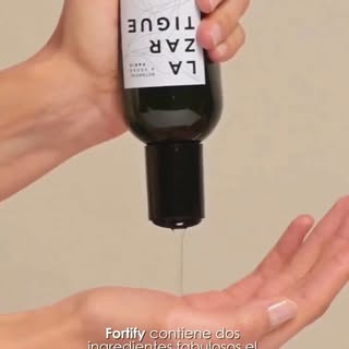 Cuando el cabello se siente más frágil, con menos fuerza o vitalidad, la rutina de higiene también p
