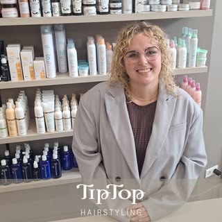 Hey, ik ben Jenieke.
Vanaf 1 augustus mag ik aan het werk bij @hairstylingtiptop en word ik onderdee
