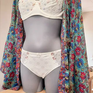 Ici on craque complètement sur les magnifiques kimonos réalisés à la main en soie indienne et Rayonn