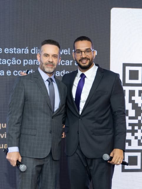 Um momento que marcou o início de uma nova história.

No palco, compartilhando o propósito por trás 
