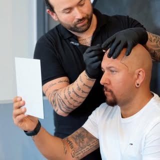 Du willst einen dichten, gleichmäßigen Buzzcut-Look?
Mit einer Scalp Mikropigmentation (Haarpigmenti