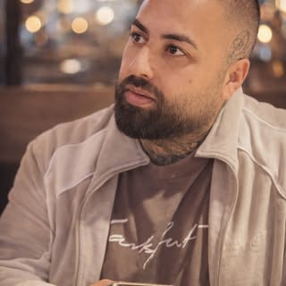 Mein Name ist Can - Artist und Gründer

Scalp-In ist aus einem inneren Anspruch entstanden,
nicht au