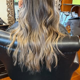 Took this bride from too blonde to dimensional and melted a week before her wedding 😍🔥