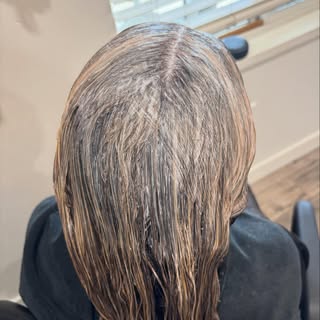 ☀️ Brunettes, Summer Is Calling! ☀️

A few fresh highlights can make all the difference—adding dimen