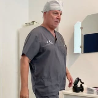 Häufige Fragen zur Haartransplantation❔

Unser Haarspezialist Conny Hanneken geht in diesem Video au