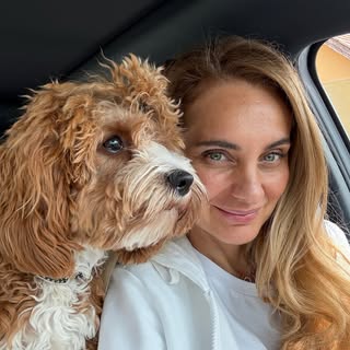 Füge egy éves 🥳🎂🐶 Bár nehéz kezdet volt a miénk 😅 ajándékba kaptalak! Veled nagycsalád lettünk! 