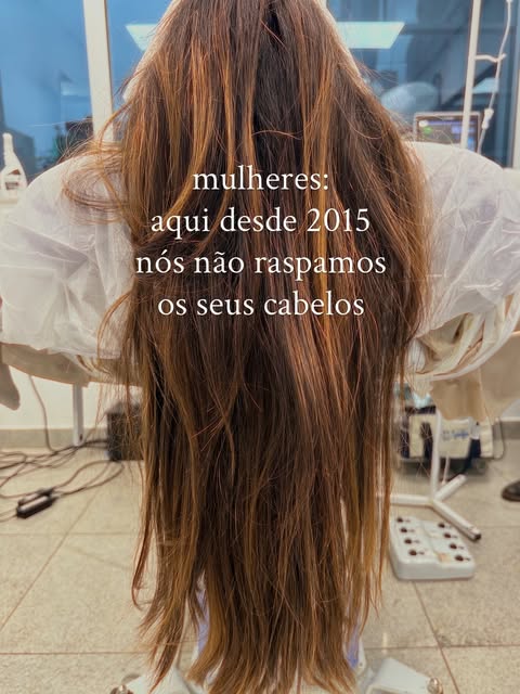 Aqui temos pioneirismo mundial em FUE sem raspar os cabelos: desde 2015 deixando as pacientes mais f