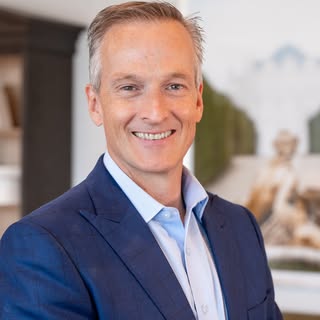 Meet Dr. John Bitner—facial plastic surgeon, hair restoration expert, and proud Layton native.

Afte