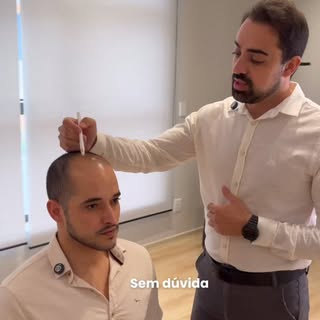 A calvície não rouba apenas fios de cabelo. 
Ela rouba confiança. Rouba espontaneidade. Rouba aquela
