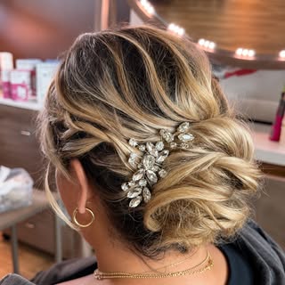 Soft, romantic, and beautiful. 🤍✨
A little sparkle for a special day. 💕

#RomanticHair #BridalHair