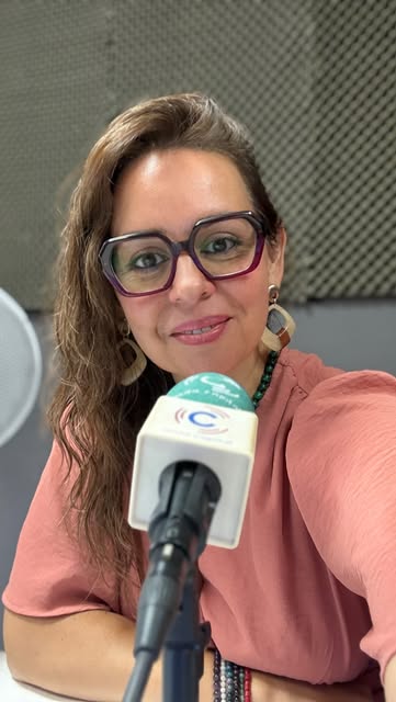 Hay una parte de la alopecia de la que hablamos poco.
No es solo perder el cabello.
Es cómo empiezas