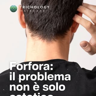 La forfora non è solo ciò che vedi.
Dietro può esserci uno squilibrio della cute da non ignorare.

G