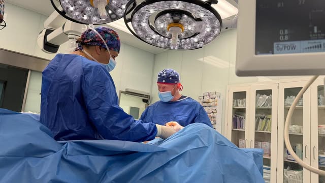 Trwają operacje w RP Clinic ( rpclinic.pl ) w Krakowie. W Chirurgicznym Trio “grają” dr Rafał Pabiań