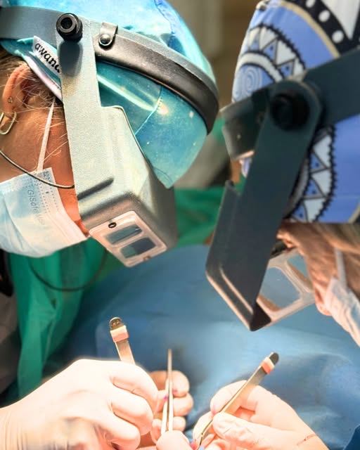 Toutes les techniques de greffe capillaire ne se valent pas.
Chez Capilclinic, nous travaillons avec