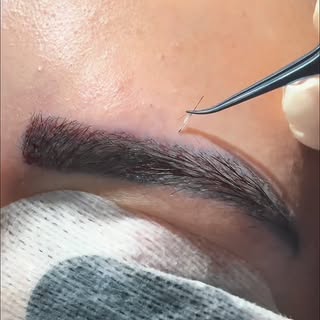El marco de tu mirada no necesita maquillaje; necesita densidad real. ✨👁️
.
Con la técnica Long FUE