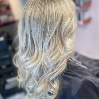 Vi er så heldig å få selveste @christinahoeydal til og jobbe hos oss en dag i uken da @hairbymaas sk