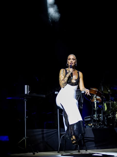 Split welcomed me with open arms. 🤍
A beautiful night filled with music, emotion, and an audience t