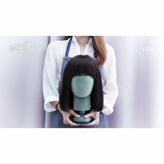 【夢專訪】90後假髮設計師 令癌病人活得像常人
-
90後Zoe在讀書時剪短了頭髮，因為貪靚想盡辦法加長自己的頭髮，於是就開始了10年假髮之路。從學生兼職，做到畢業開店；由手縫一片片的髮片，到現時主力