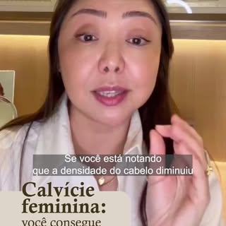 Sim, é possível identificar os sinais de calvície feminina. A calvície feminina, também conhecida co
