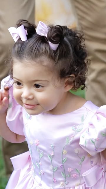1 ano da nossa Júlia. Há um ano você chegou e transformou tudo em amor, nossa princesa 🌷🤍