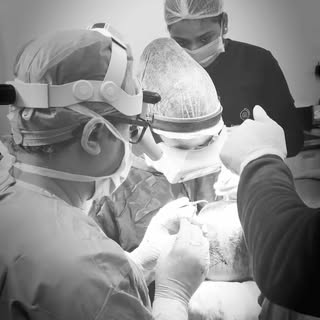 Hair Transplant for Heart Patients — Fact vs Fear
.
.
“Heart surgery hui hai toh hair transplant pos