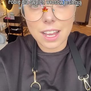 Jesień to trudny czas dla włosów- czapki, szaliki, mało słońca, częsty deszcz, zimno na zewnątrz, ci